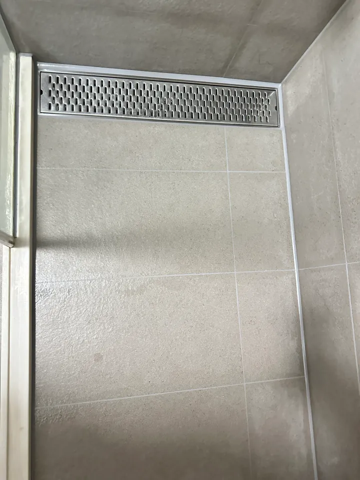 浴室排水溝周邊磁磚接縫施工後