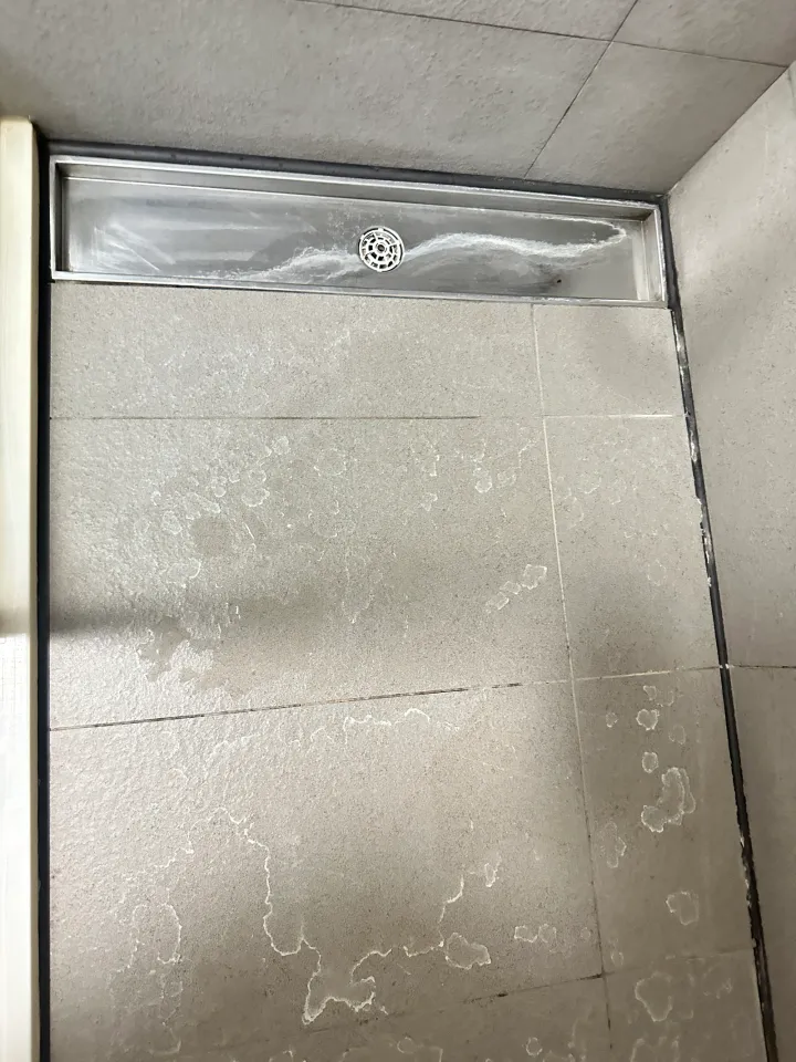 浴室排水溝周邊磁磚接縫施工前