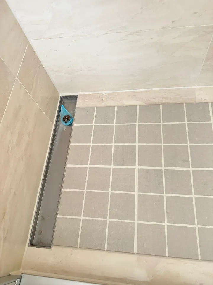 淋浴區排水溝與地坪施工後