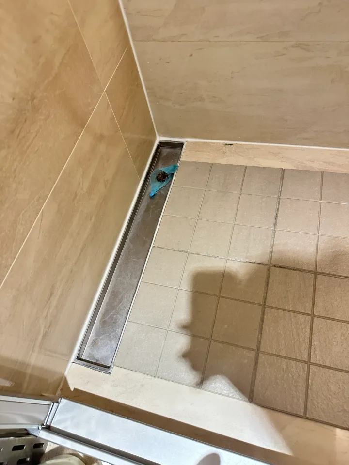 淋浴區排水溝與地坪施工前