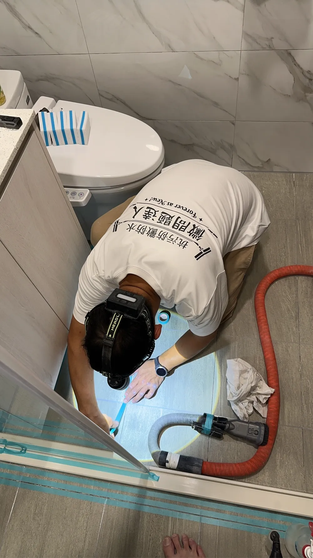 施工人員在浴室內進行磁磚縫防黴工程